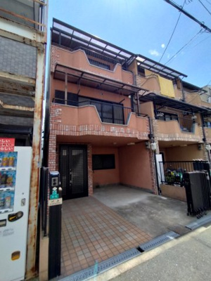 【外観】 | 東成区神路３丁目中古戸建 | □2022年8月リフォーム済み！
○「新深江」駅徒歩9分
●カースペース2台分
○各居室に収納あり