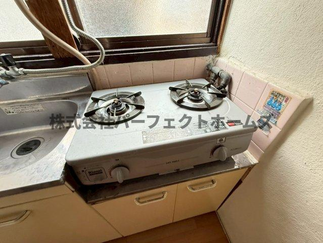 小倉町テラスハウスのキッチン|コンパクトなキッチンで掃除もラクラク