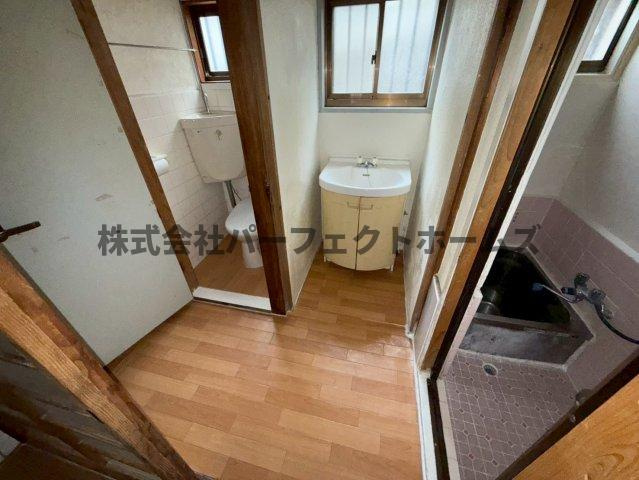 小倉町テラスハウスの洗面所|ゆったりとスペースのある洗面所