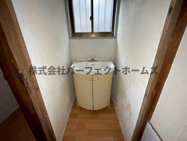 小倉町テラスハウスの独立洗面台|朝の身支度には欠かせない独立洗面化粧台