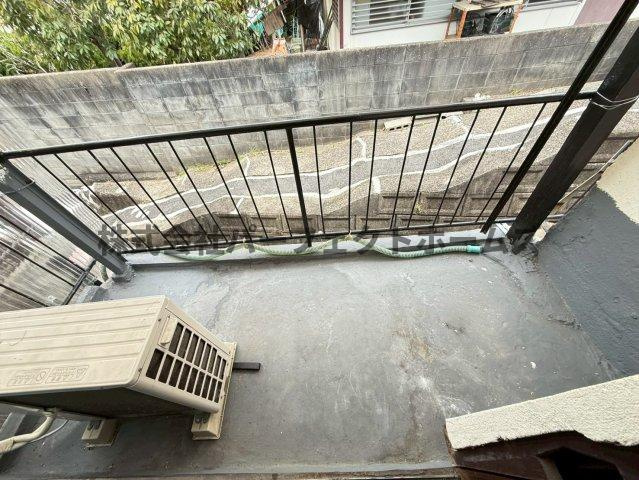 小倉町テラスハウスのバルコニー|外からの目が気にならないバルコニーで洗濯物が干せます