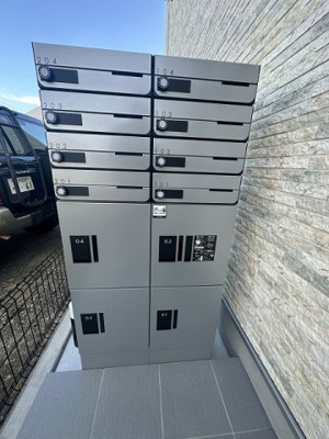 【その他共用部分】 | ウィステリア/大曽根台 | 共用エントランスには宅配BOXがあるので荷物の受け取りもスムーズに♪再配達の手間がかからないのが魅力♪