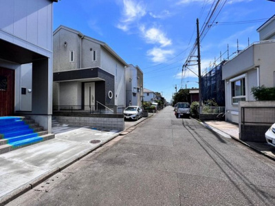 【前面道路含む現地写真】 | ◆「ＺＥＨ認定住宅」デザイナーズ住宅◆ | 前面道路も幅員があり車の運転も安心！前面道路は閑静な住宅地で車通りの少ない道路です。