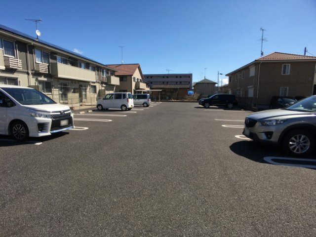 ロイヤルヒルズの駐車場