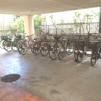 【駐車場】 | 雨の日でも安心な屋根付きの駐輪場(^^)/
