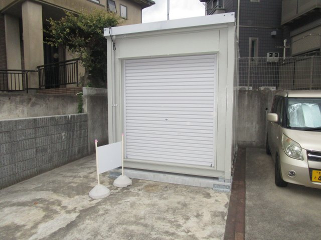 松飛台駅前駐車場付き倉庫の外観