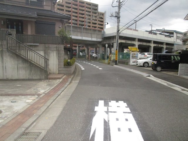 松飛台駅前駐車場付き倉庫のその他|前面道路