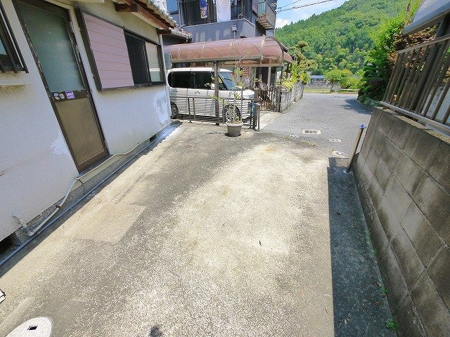 桜井市金屋戸建（金屋68-14）の駐車場|駐車スペースもあります