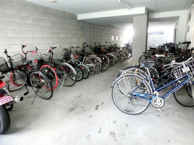 ハクユウ元町の駐車場