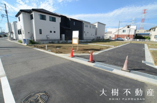 【前面道路含む現地写真】