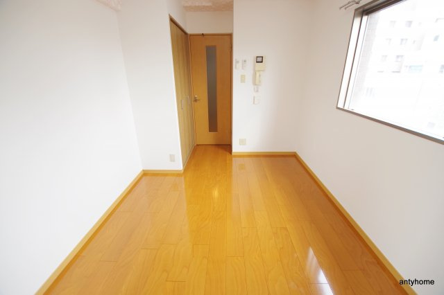 SWISS京橋　仲介手数料無料の洋室