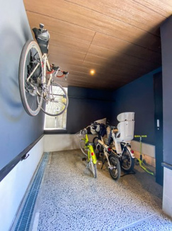 【駐車場】 | 駐車場すぐ横のゆったりとした駐輪場スぺ―ス。自転車以外のものもたくさん置けそう♪