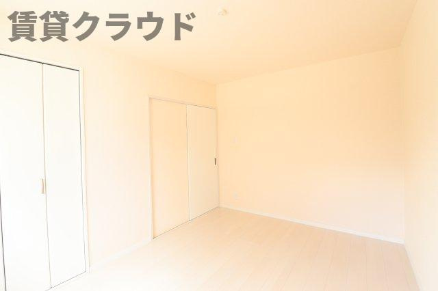 ファーストヴューラ十番館の寝室|広くて明るい寝室