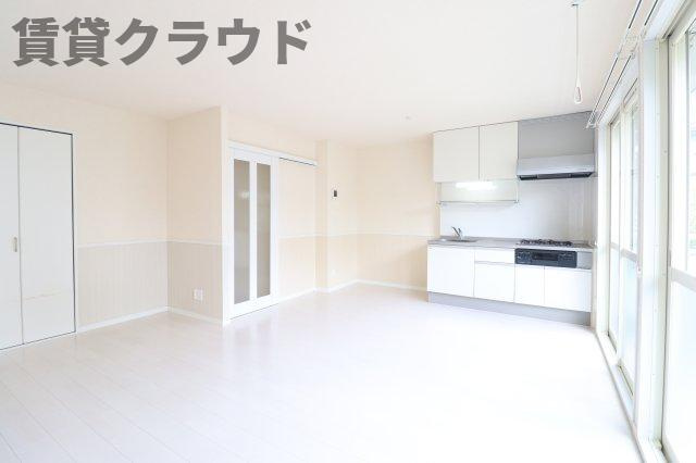 ファーストヴューラ十番館の居間・リビング|こちらのリビングで趣味の時間をお楽しみください