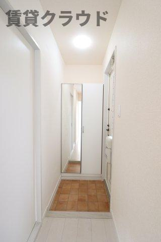 ファーストヴューラ十番館の玄関|ちょっとした収納スペースも充実しています