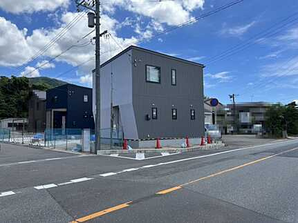 東広島市黒瀬町市飯田　新築一戸建て(全2棟)(JS)の前面道路含む現地写真