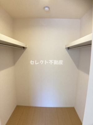 【収納】 | グランソレイユ A棟 | グランソレイユ A棟　ウォークインクローゼットで床がフラットなのでキャスター付きボックスが利用できて衣替えも簡単です。