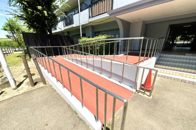 【その他共用部分】 | ライオンズマンション京都・淀B棟 | 【入口スロープ】マンションの入口にはスロープがあり、車いすやベビーカーでも大丈夫になっています。