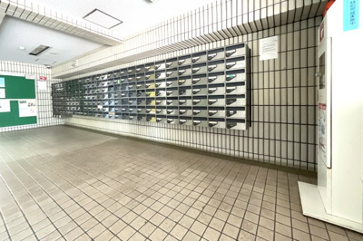 【エントランス】 | ライオンズマンション京都・淀B棟 | 【ＡＥＤ】エントランスにはＡＥＤが完備されているので万が一の時でも安心です。