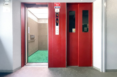 【その他共用部分】 | ライオンズマンション京都・淀B棟 | 【エレベーター】2基あるので、忙しい時間帯でもエレベーターの順番待ちは緩和されます。
