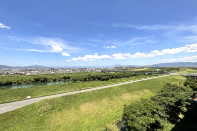 【周辺】 | ライオンズマンション京都・淀B棟 | 【宇治川堤防】徒歩3分ほどに宇治川の堤防があります。ウォーキングやお散歩など日々の健康ライフに最適。