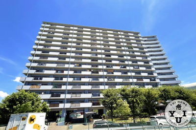 【外観】 | ライオンズマンション京都・淀B棟 | 総戸数174戸の15階建てマンション【ライオンズマンション京都淀B棟】には、近くに宇治川が流れており、四季を感じて癒されたりウォーキングやお散歩を楽しめます。