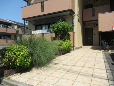 【エントランス】 | Y'court C（ワイズコート）（若江岩田賃貸） | 落ち着いたエントランスです