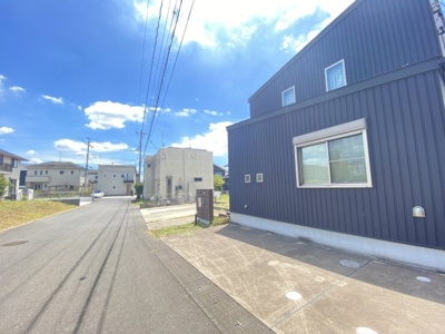 【前面道路含む現地写真】 | 成約（弊社売却専任）売却期間１１カ月 | 前面道路も広く、生活道路ですが
すれ違いも余裕です。