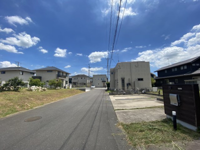 【前面道路含む現地写真】 | 成約（弊社売却専任）売却期間１１カ月 | 周りの家も、ハウスメーカーで建てており。
とても雰囲気のよい住宅街です。