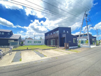 【外観】 | 成約（弊社売却専任）売却期間１１カ月 | 土地９２．８１坪の広々敷地です。
外壁、屋根はこだわりのガルバリウム鋼板使用！