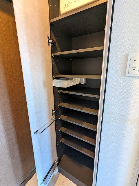 SEASON FLATS Shinokachimachiの玄関|収納豊富なトールタイプのシューズＢＯＸ、ＢＯＸ内に傘ストックあります