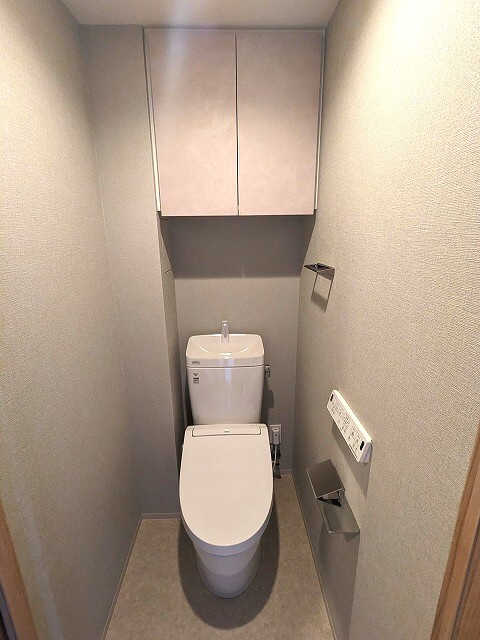 SEASON FLATS Shinokachimachiのトイレ|洗面室と独立した温水洗浄便座、トイレにはスマホホルダー付きです