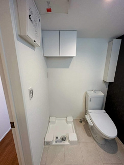 【展望】 | トイレ横にある室内洗濯機置き場です♪防水パンが付いているので万が一の漏水にも安心です！上部には便利な収納棚付き♪