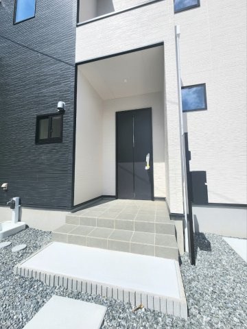 ーFITーフィットー小倉南区長行西1丁目1期　【小倉南区　新築戸建て】の外観|玄関は屋根付きなので助かります♪　　【小倉南区　新築戸建て】