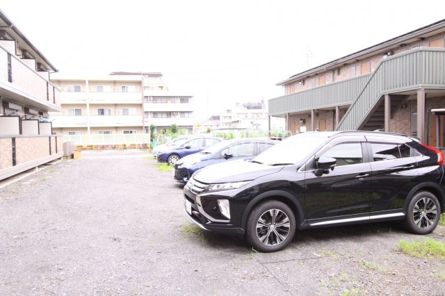 メゾンモナリエの駐車場