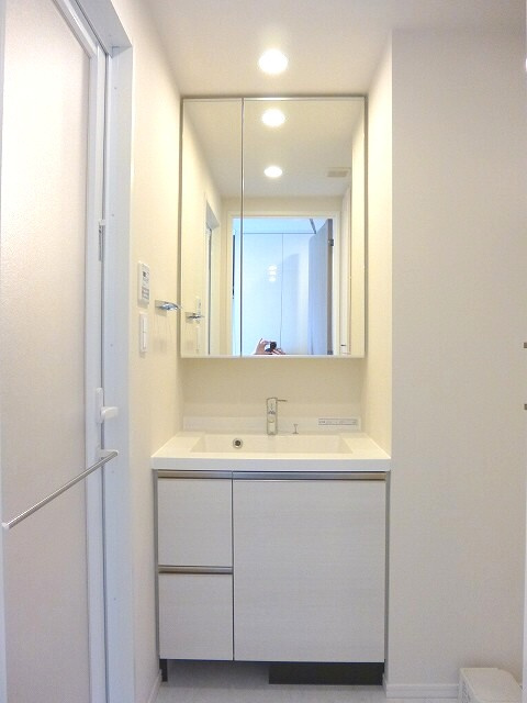 ParkAxis東上野の洗面所|左下にヘルスメーター入れもあります