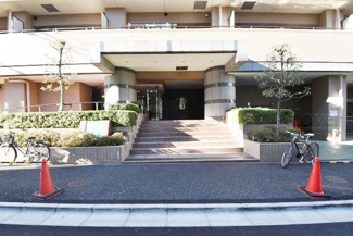 【エントランス】 | マンションの正面エントランス。出入りする人間を癒してくれるマンション入り口であり、その建物の「顔」でもあります。