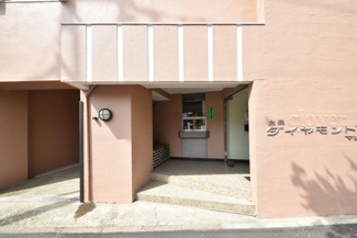 【エントランス】 | マンションの正面エントランス。出入りする人間を癒してくれるマンション入り口であり、その建物の「顔」でもあります。～即日のご見学可能～　お問合せはお気軽にどうぞ。