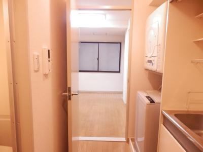 ステュディオフラット室町の内装|玄関から～