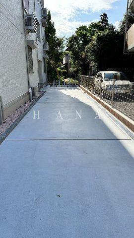 オーヴェスト深大寺のエントランス