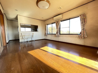 【居間・リビング】 | 境保泉中古戸建 | ■昼間は電気がいらないくらい明るいリビングです！