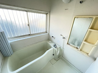 【浴室】 | 境保泉中古戸建 | ■広々お風呂です！
■足を延ばして入れるので1日の疲れを癒せそうですね！