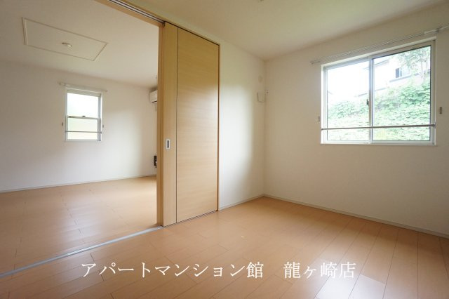 ベリーヒルズＢの洋室