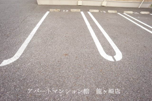 ベリーヒルズＢの駐車場