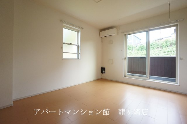 ベリーヒルズＢの居間・リビング