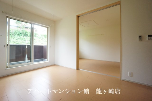 ベリーヒルズＢの居間・リビング