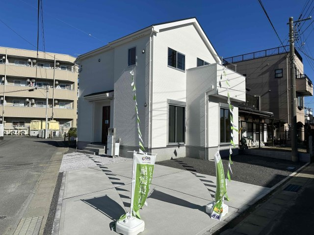 玉村町上福島23-1期（全1棟）1号棟の外観|ナチュラルで飽きの来ないデザインは流行に左右されない家の形です。外構も綺麗に仕上がっています(^▽^)/
