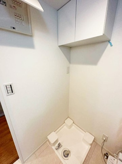 【展望】 | トイレ横にある室内洗濯機置き場です♪防水パンが付いているので万が一の漏水にも安心です！上部には便利な収納棚付き♪