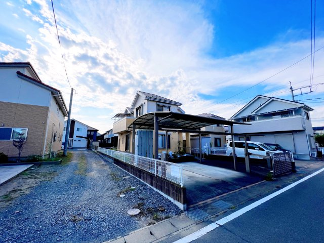 高崎市新町　中古住宅の前面道路含む現地写真