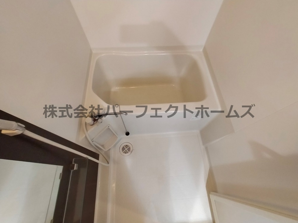 プレシス枚方の浴室|鏡のついたお風呂です。